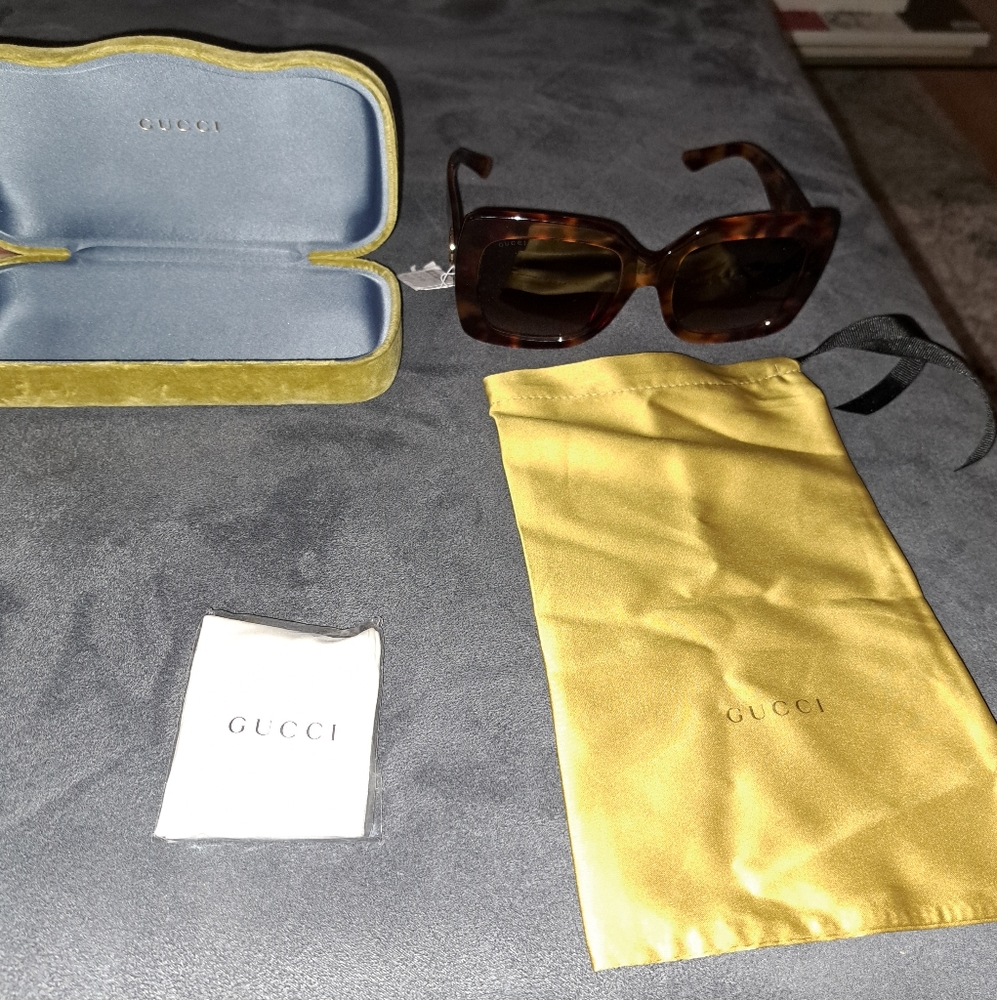 NWT Large frame AUTHENTIC Gucci sunglasses with case, dustbag and wiping cloth